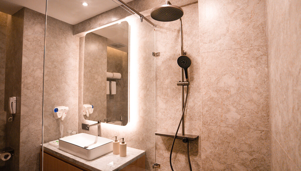 premiere room BATHROOM 1